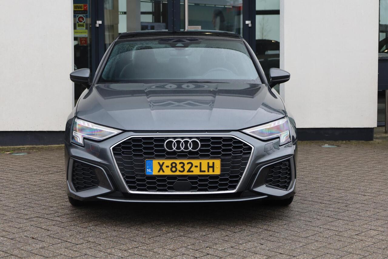 Audi A3 Limousine 30 TFSI S edition 110PK / 81kW panoramadak stoelverwarming s-Line in en exterieur trekhaak half leder dynamische richtingaanwijzers digital cockpit pro navigatie