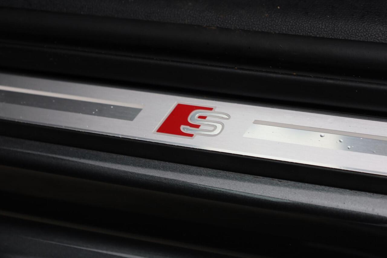 Audi A3 Limousine 30 TFSI S edition 110PK / 81kW panoramadak stoelverwarming s-Line in en exterieur trekhaak half leder dynamische richtingaanwijzers digital cockpit pro navigatie
