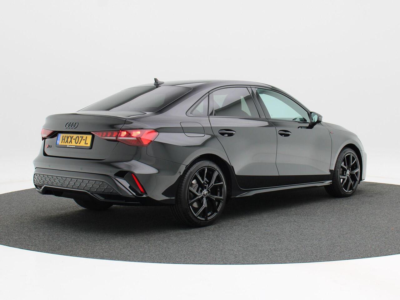 Audi A3 Limousine | 30 TFSI | S edition | | 18 inch velgen | Privacyglas | Sonos 3d | Zwart optiek |