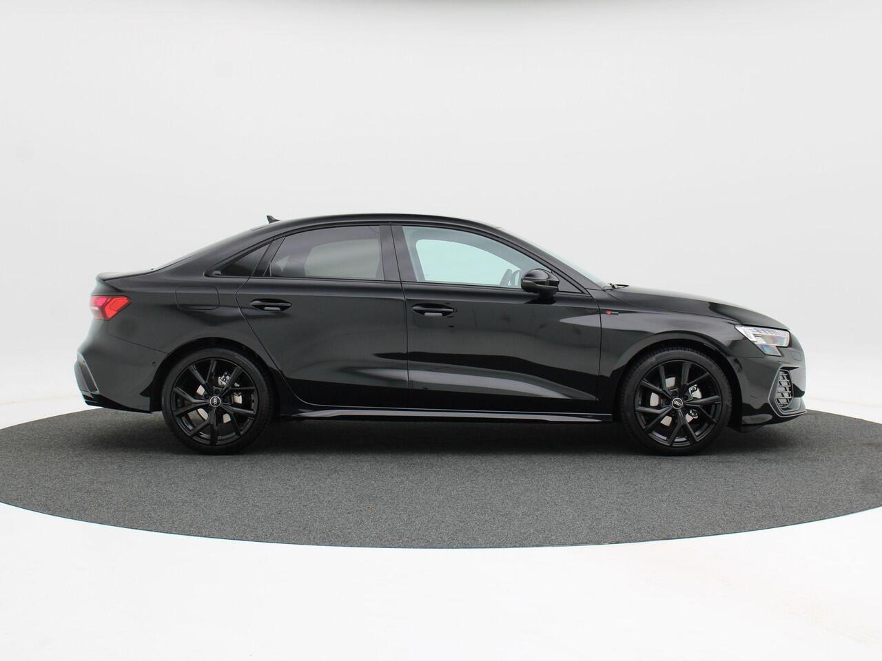 Audi A3 Limousine | 30 TFSI | S edition | | 18 inch velgen | Privacyglas | Sonos 3d | Zwart optiek |