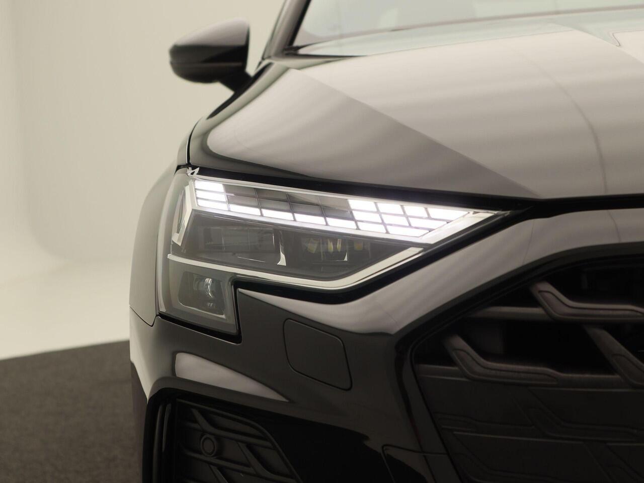 Audi A3 Limousine | 30 TFSI | S edition | | 18 inch velgen | Privacyglas | Sonos 3d | Zwart optiek |