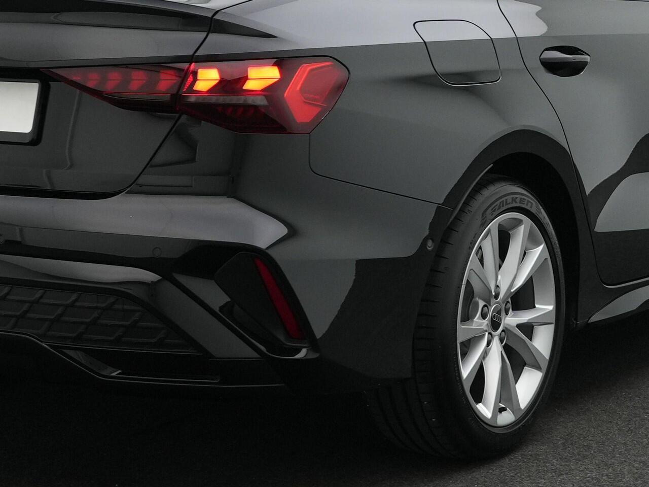 Audi A3 Limousine 30 TFSI 116 pk S-tronic S-Line Business Edition | Navigatie | Parkeersensoren voor/achter | Sportonderstel | Afgevlakt sportstuur