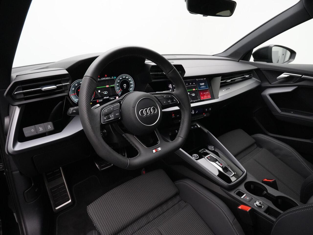 Audi A3 Limousine 30 TFSI 116 pk S-tronic S-Line Business Edition | Navigatie | Parkeersensoren voor/achter | Sportonderstel | Afgevlakt sportstuur