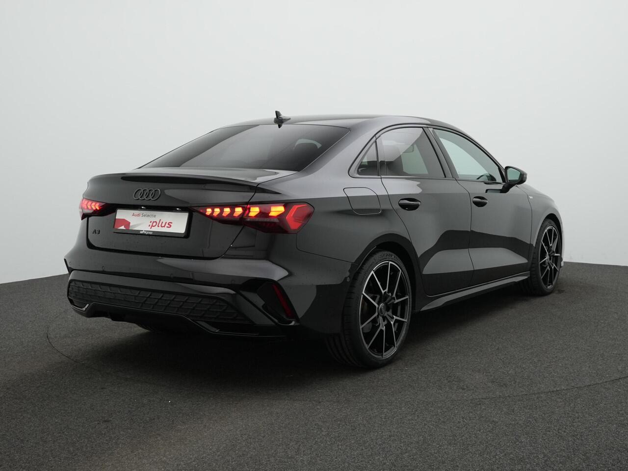 Audi A3 Limousine 30 TFSI 116 pk S-tronic S-Line Business Edition | Navigatie | Parkeersensoren voor/achter | Sportonderstel | Afgevlakt sportstuur