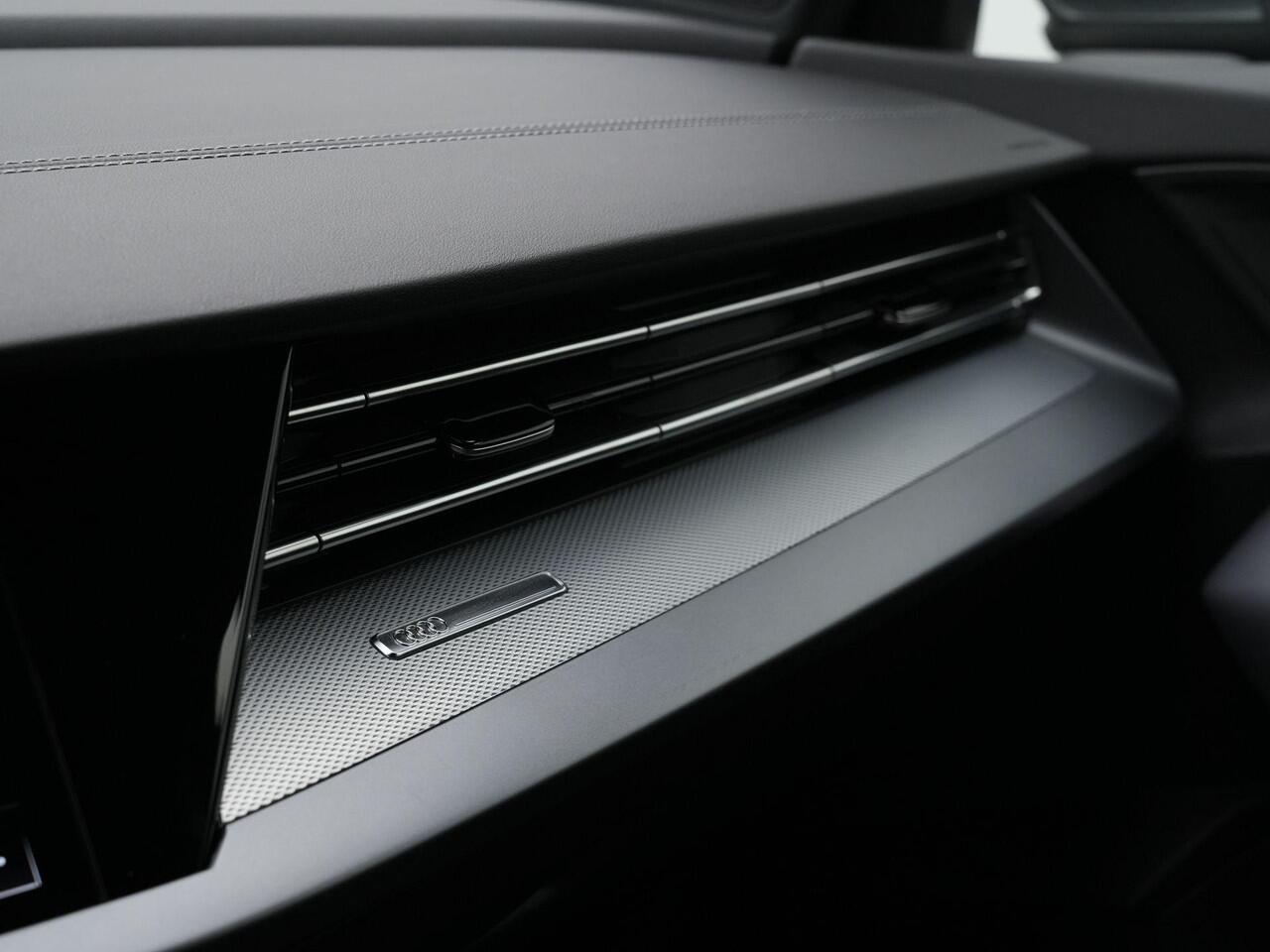 Audi A3 Limousine 35 TFSI 150 pk S-tronic S edition / S-Line | Achteruitrijcamera | Stoelverwarming | Adaptive Cruise | Navigatie