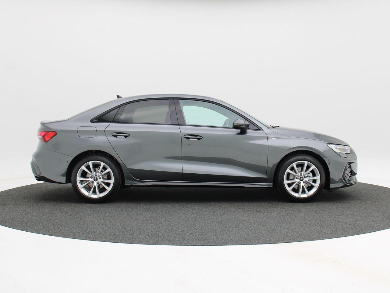 Audi A3 Limousine 30 TFSI | S edition | 116 PK | Optiek zwart plus | Privacyglas | 17 inch velgen |