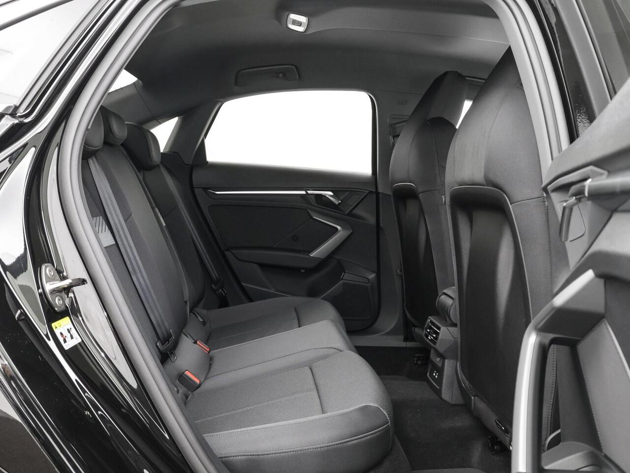 Audi A3 Limousine 30 TFSI Advanced edition 116 PK · Assis.pak Driving+Parking plus · Privacyglas · 3-spaaks sport mf+ afgevl padd