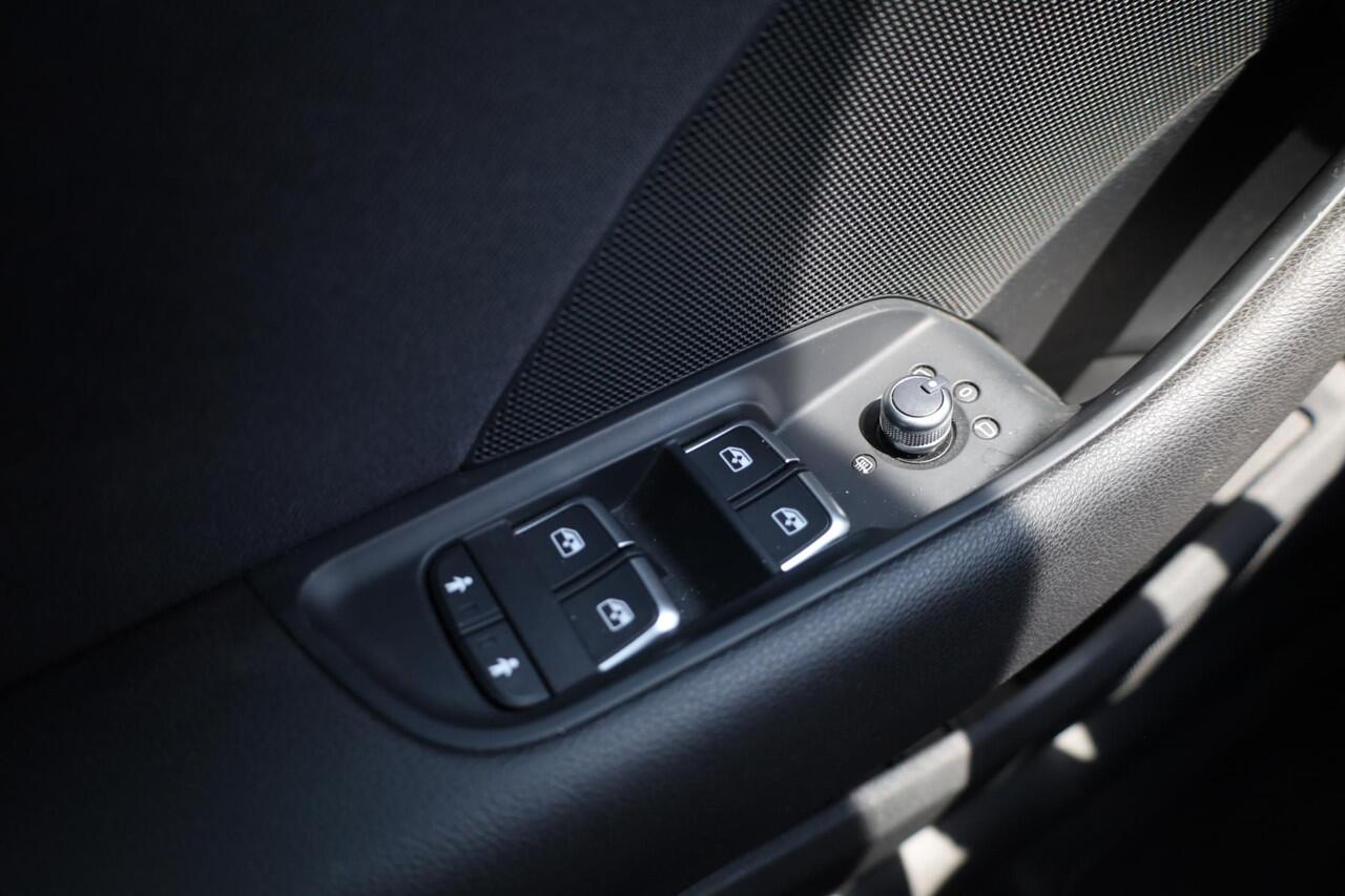 Audi A3 SPORTBACK 1.0 TFSI Sport Lease Edition 116PK / 85kW, NL auto, trekhaak, sportstoelen, 17" LMV, sierlijsten, navigatie, parkeersensoren achter, cruise control