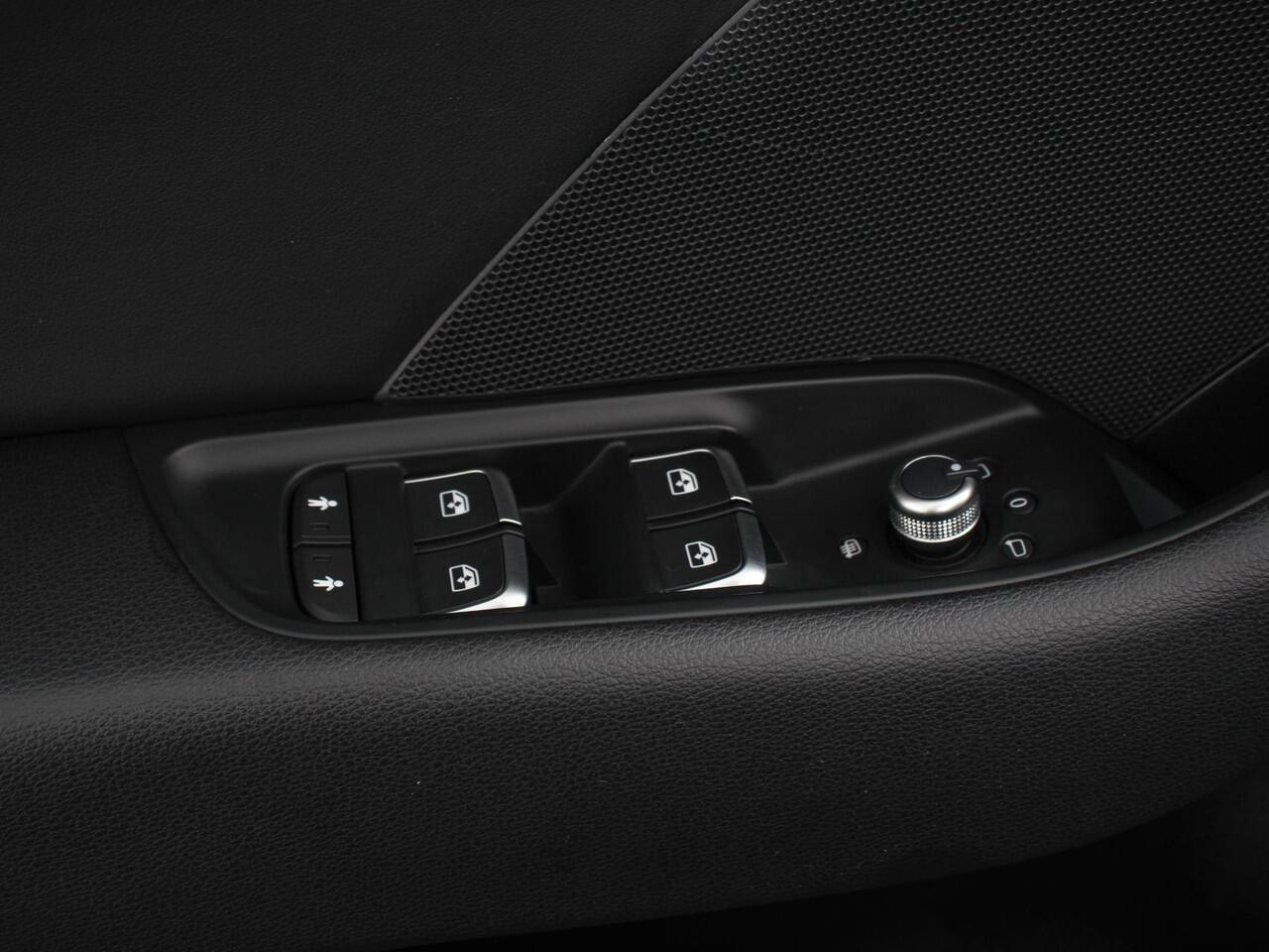 Audi A3 SPORTBACK 1.5 TFSI CNG Automaat S-Line Navigatie Parkeersensoren achter Cruise Control Stoelverwarming 18"Lichtmetalen velgen Ledverlichting Climate Control