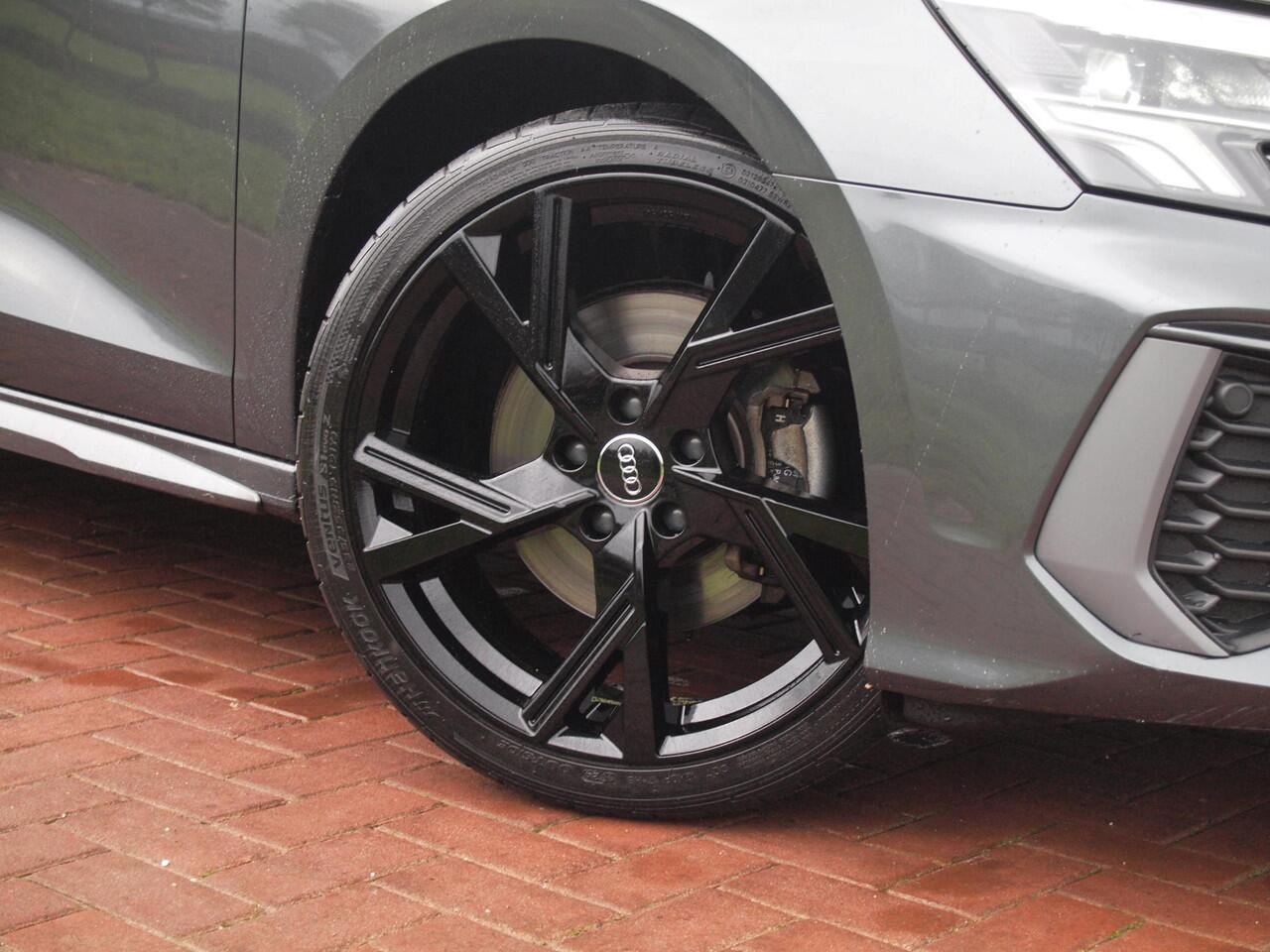 Audi A3 SPORTBACK 35 TFSI S edition | 2X S-Line | Schuifdak | 19 Inch | Black Optic | NL-Auto |