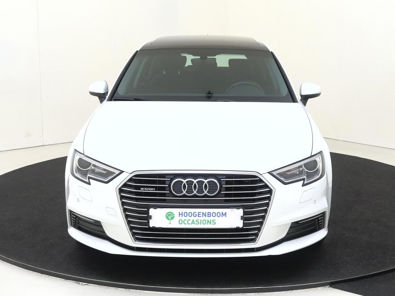 Audi A3 SPORTBACK 40 TFSI e Business edition | Panoramadak | Digital cockpit | Keyless | CarPlay | Achteruitrijcamera | Cruise control | Draadloze telefoonlader |