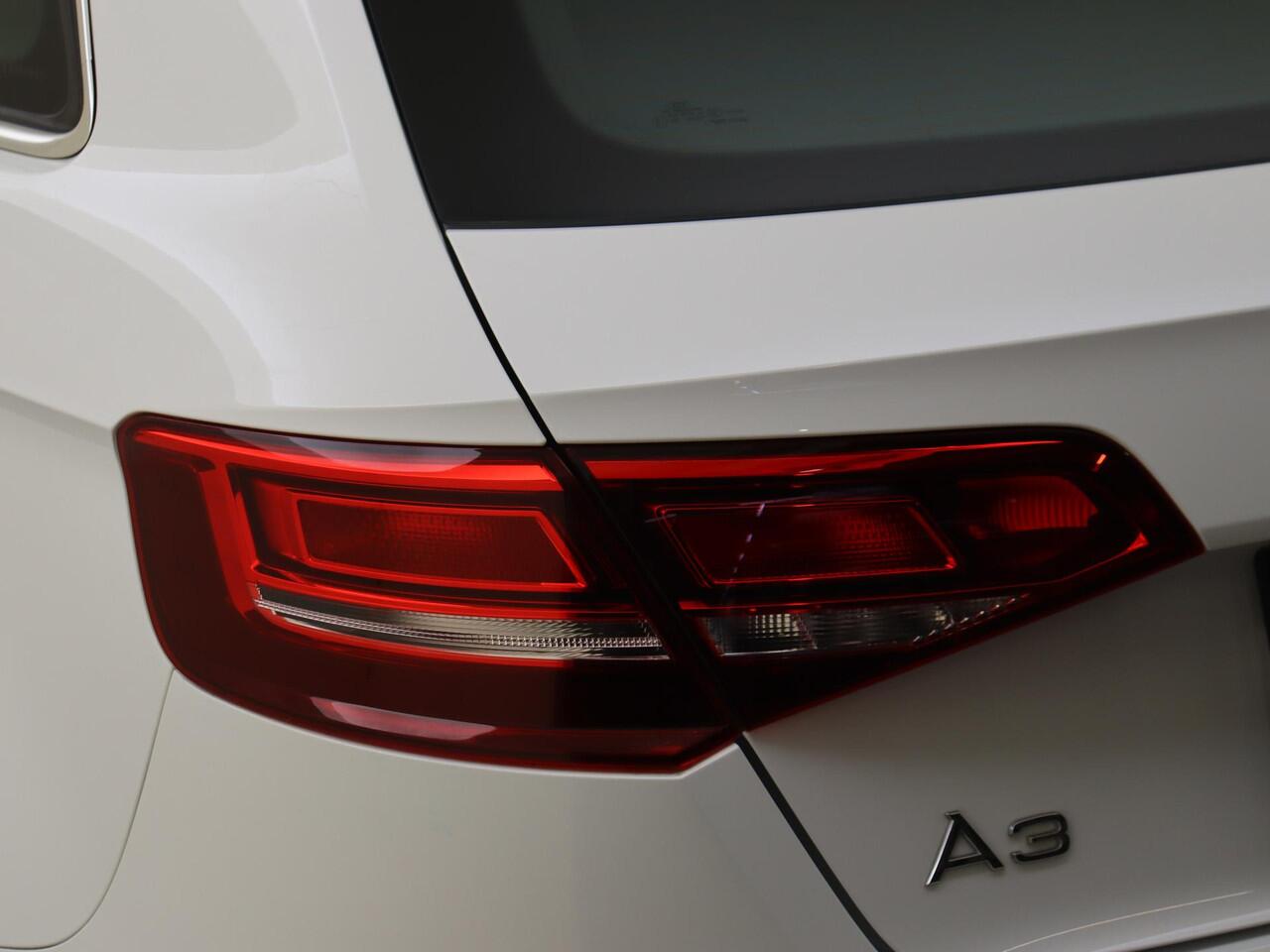 Audi A3 SPORTBACK 40 TFSI e Business edition | Panoramadak | Digital cockpit | Keyless | CarPlay | Achteruitrijcamera | Cruise control | Draadloze telefoonlader |