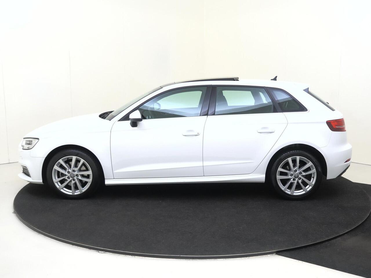 Audi A3 SPORTBACK 40 TFSI e Business edition | Panoramadak | Digital cockpit | Keyless | CarPlay | Achteruitrijcamera | Cruise control | Draadloze telefoonlader |