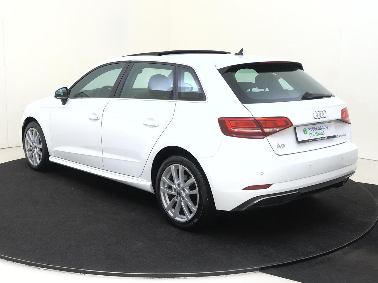 Audi A3 SPORTBACK 40 TFSI e Business edition | Panoramadak | Digital cockpit | Keyless | CarPlay | Achteruitrijcamera | Cruise control | Draadloze telefoonlader |