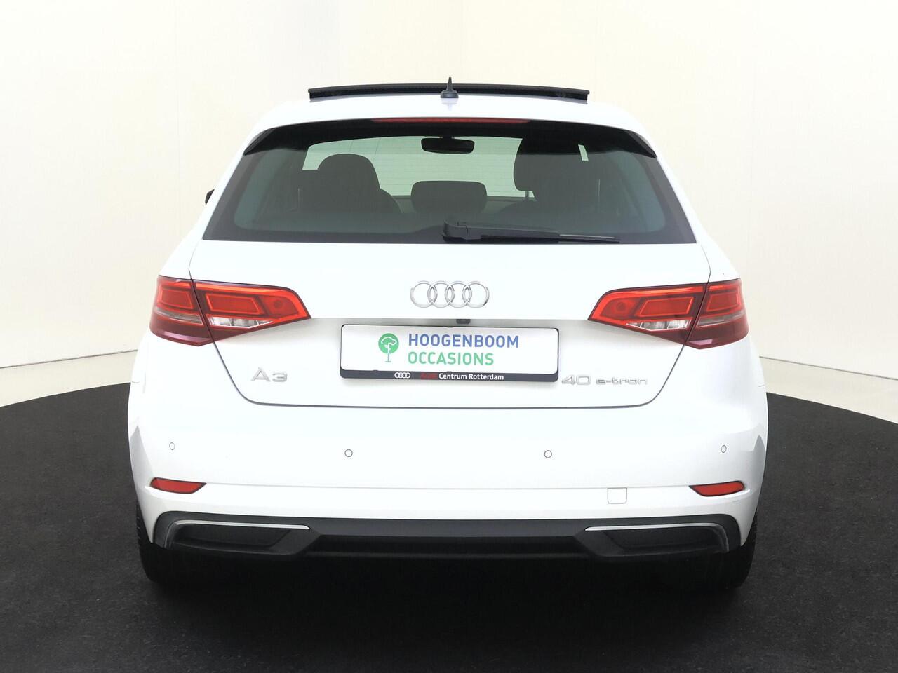 Audi A3 SPORTBACK 40 TFSI e Business edition | Panoramadak | Digital cockpit | Keyless | CarPlay | Achteruitrijcamera | Cruise control | Draadloze telefoonlader |