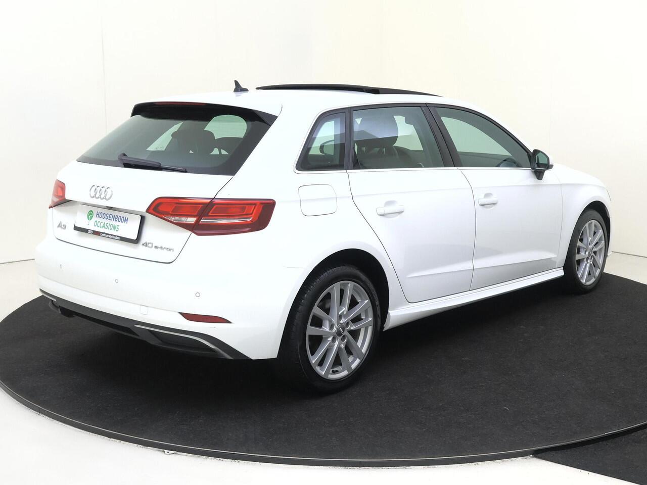 Audi A3 SPORTBACK 40 TFSI e Business edition | Panoramadak | Digital cockpit | Keyless | CarPlay | Achteruitrijcamera | Cruise control | Draadloze telefoonlader |