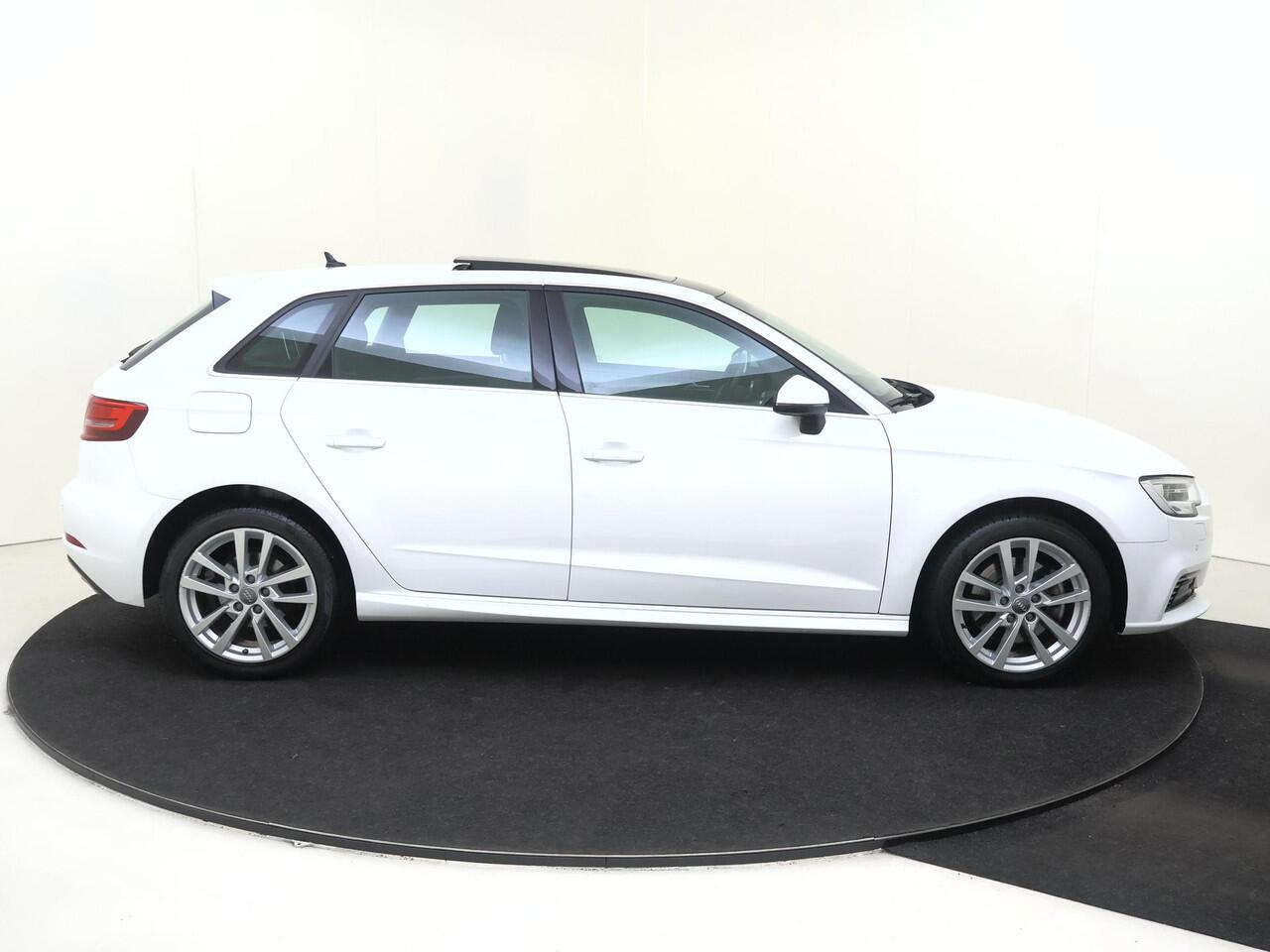 Audi A3 SPORTBACK 40 TFSI e Business edition | Panoramadak | Digital cockpit | Keyless | CarPlay | Achteruitrijcamera | Cruise control | Draadloze telefoonlader |