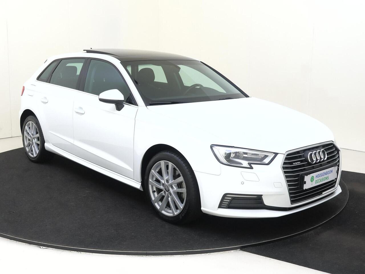 Audi A3 SPORTBACK 40 TFSI e Business edition | Panoramadak | Digital cockpit | Keyless | CarPlay | Achteruitrijcamera | Cruise control | Draadloze telefoonlader |