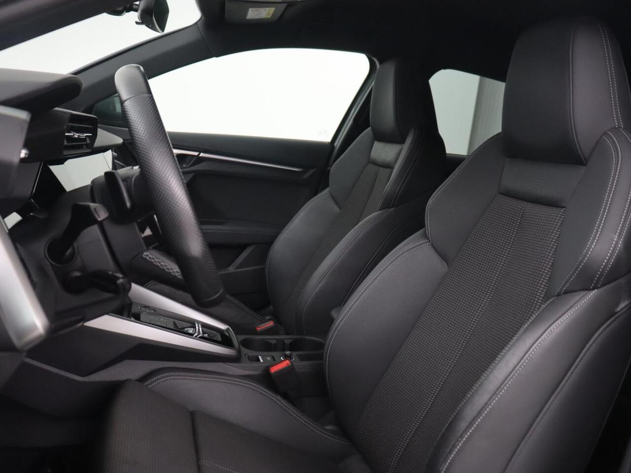 Audi A3 SPORTBACK 35 TFSI S edition | Stoelverwarming | Carplay | Navigatie | Half leder | Sportstoelen | Full LED | Audi Sound | Virtual Cockpit | Climate control | Parkeerhulp | DAB | Bluetooth | S Line