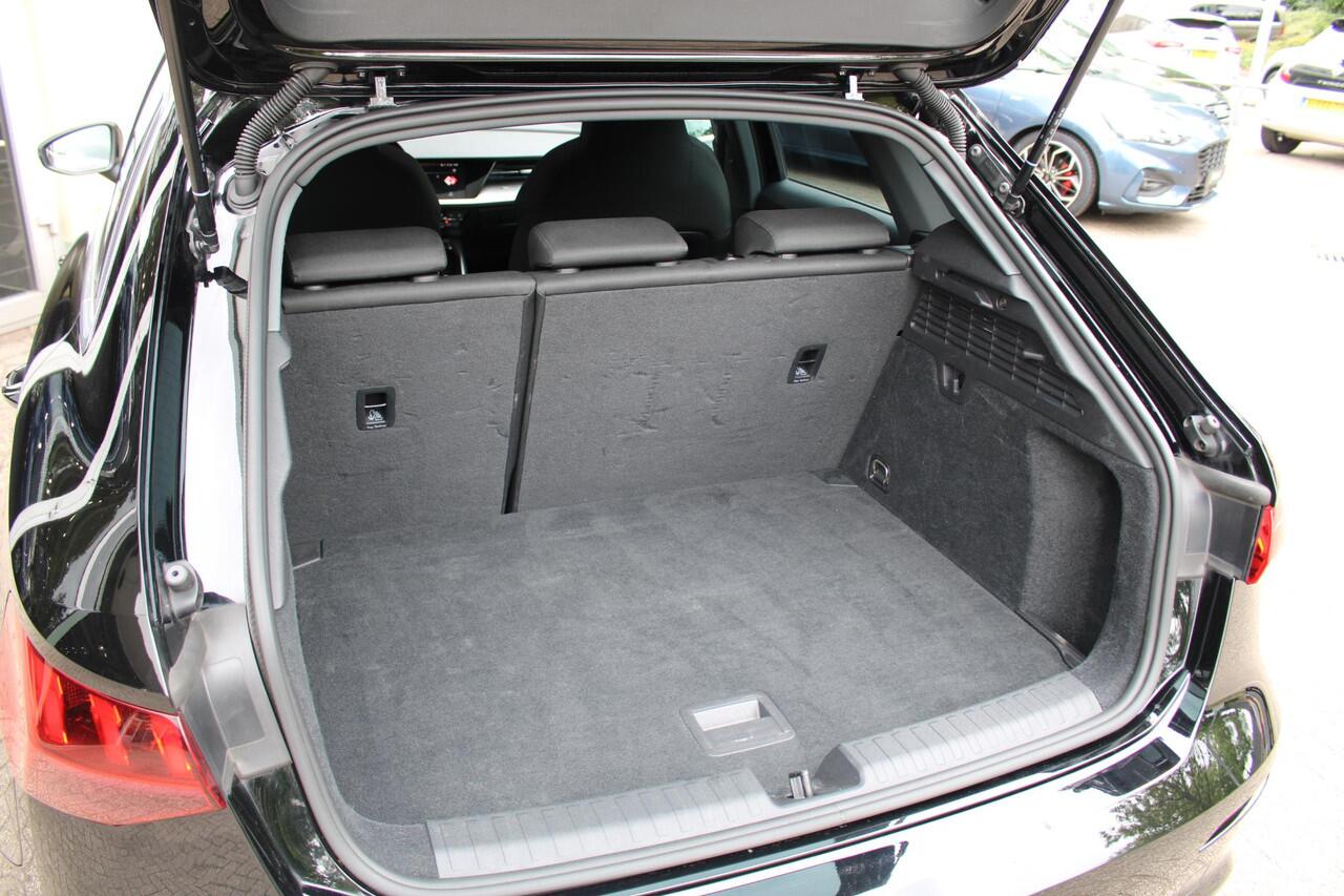 Audi A3 SPORTBACK 30 TFSI Business edition | Panoramadak | Navigatiesysteem | S-line | Automaat