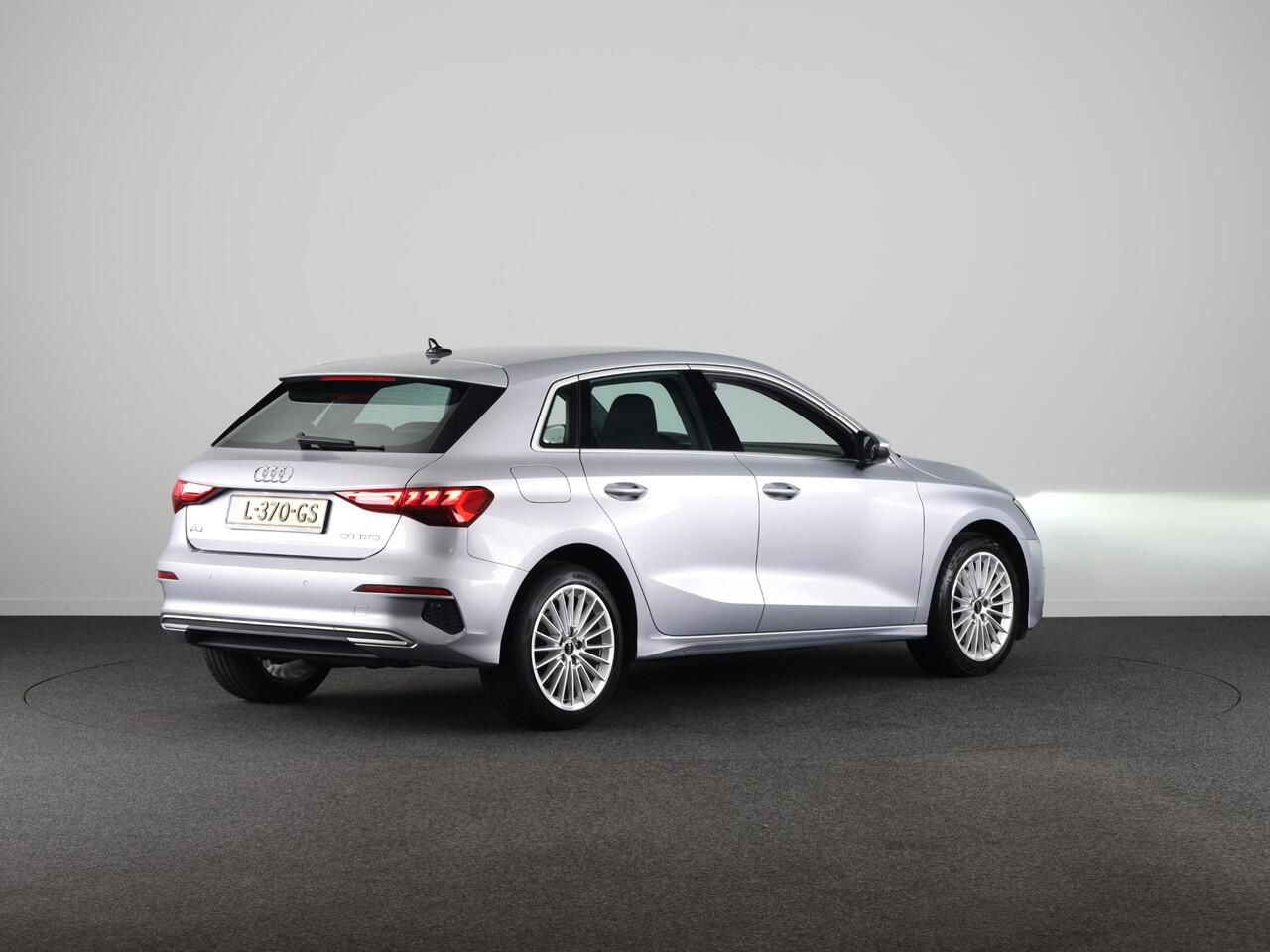 Audi A3 SPORTBACK 30 TFSI Business edition 110pk S-tronic | Navigatie | Parkeersensoren | Led koplampen | Lichtmetalen velgen
