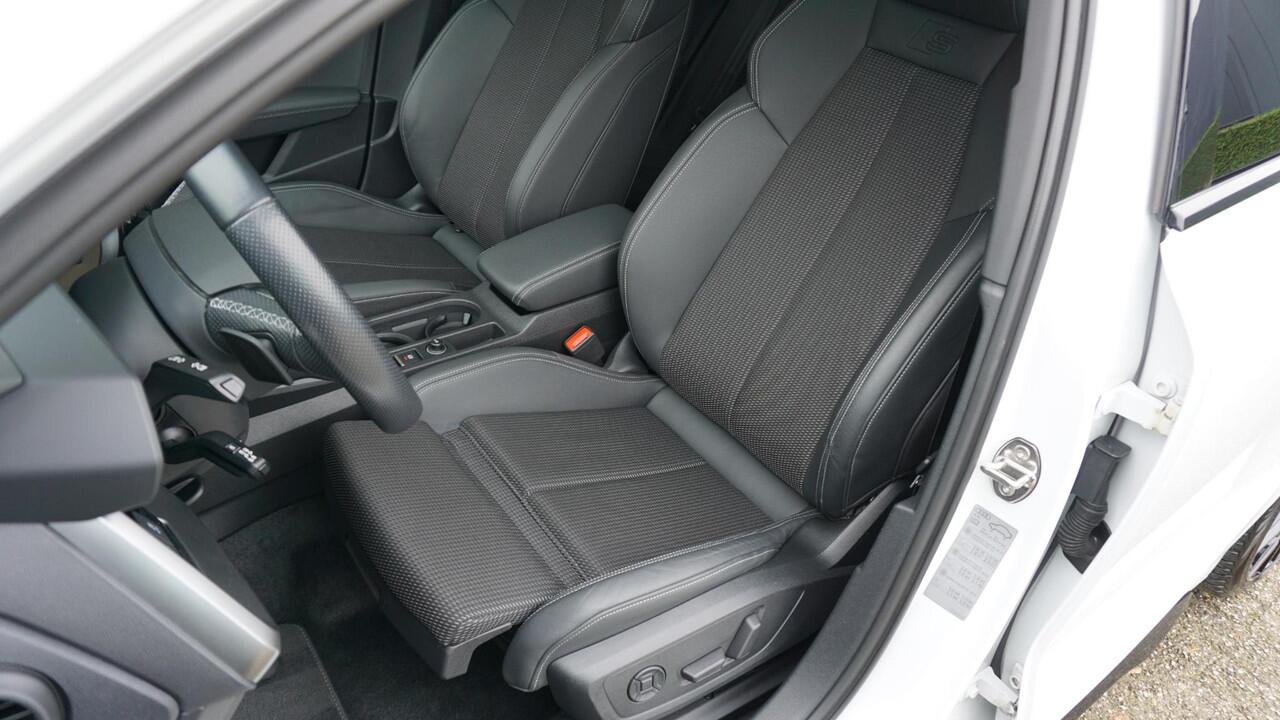 Audi A3 SPORTBACK 45 TFSI e 245pk 3x S-Line & Competition *Black Optik* Pano.Dak 19inch B&O Ambiance verlichting Virtual *Zeer Nette A3* 46010km!