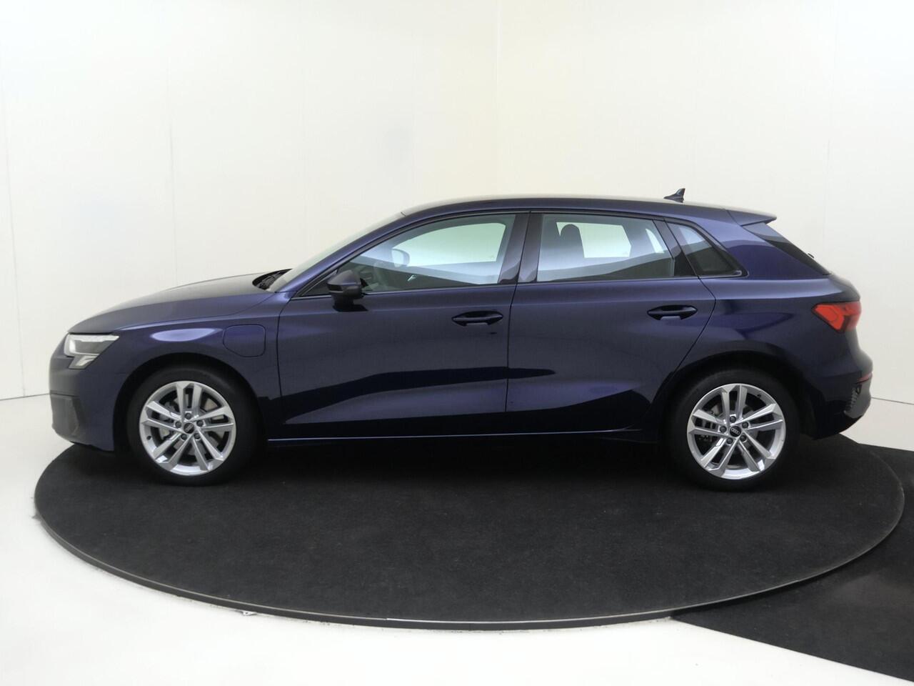 Audi A3 SPORTBACK 40 TFSI e Business edition | Parkeersensoren achter | CarPlay | Navigatie | Electronic climate control | Full LED | Digital cockpit |