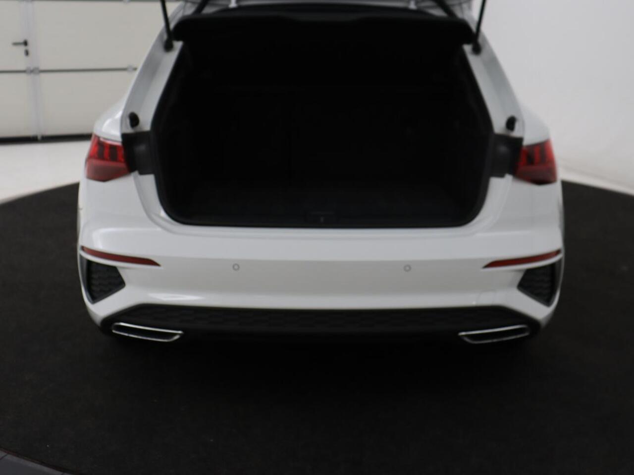 Audi A3 SPORTBACK 30 TFSI S edition | Stoelverwarming | Park Assist | Sportstoelen | Carplay | Half leder | Virtual Cockpit | Full LED | Navigatie | Climate control | Cruise control