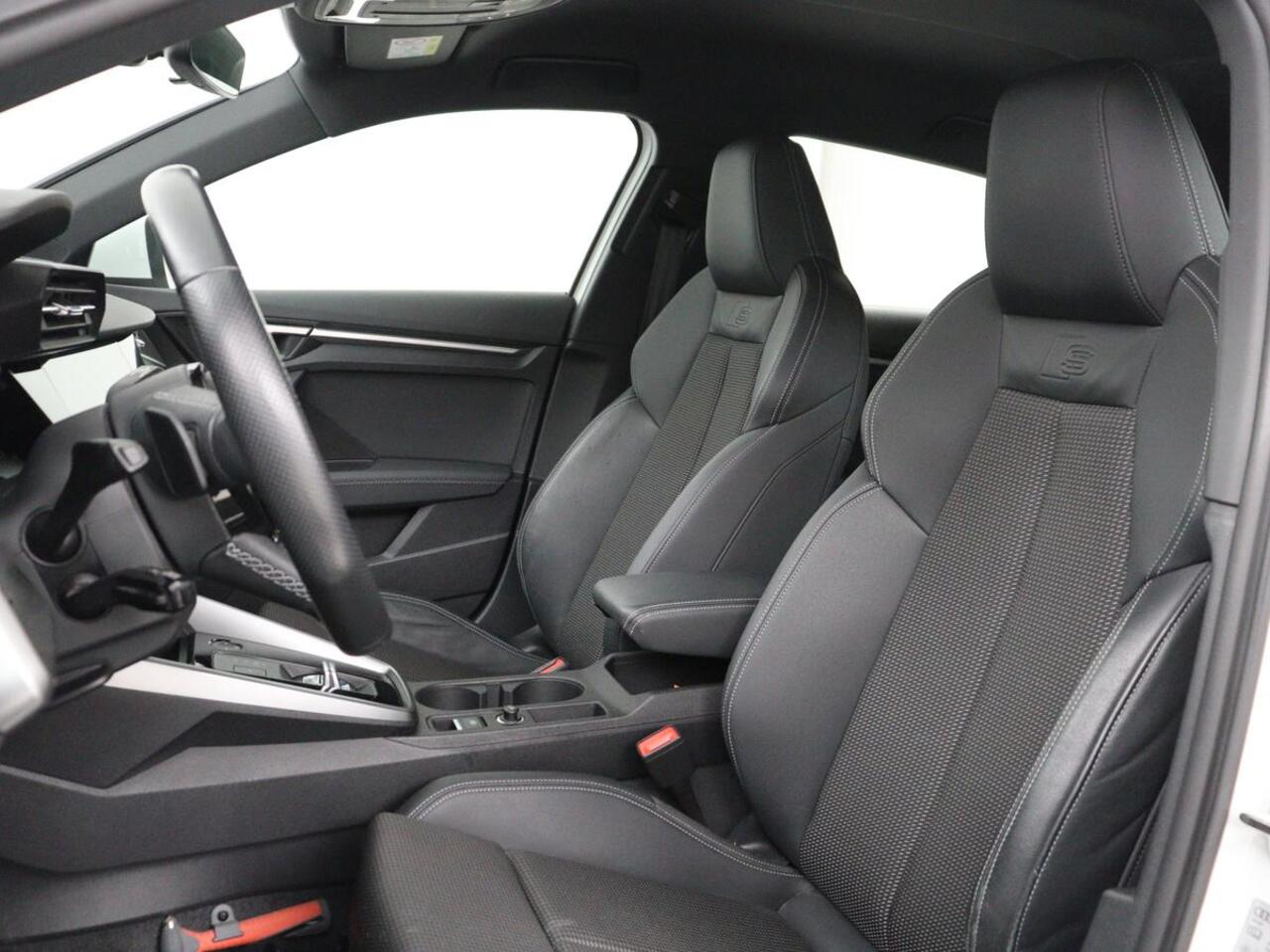 Audi A3 SPORTBACK 30 TFSI S edition | Stoelverwarming | Park Assist | Sportstoelen | Carplay | Half leder | Virtual Cockpit | Full LED | Navigatie | Climate control | Cruise control