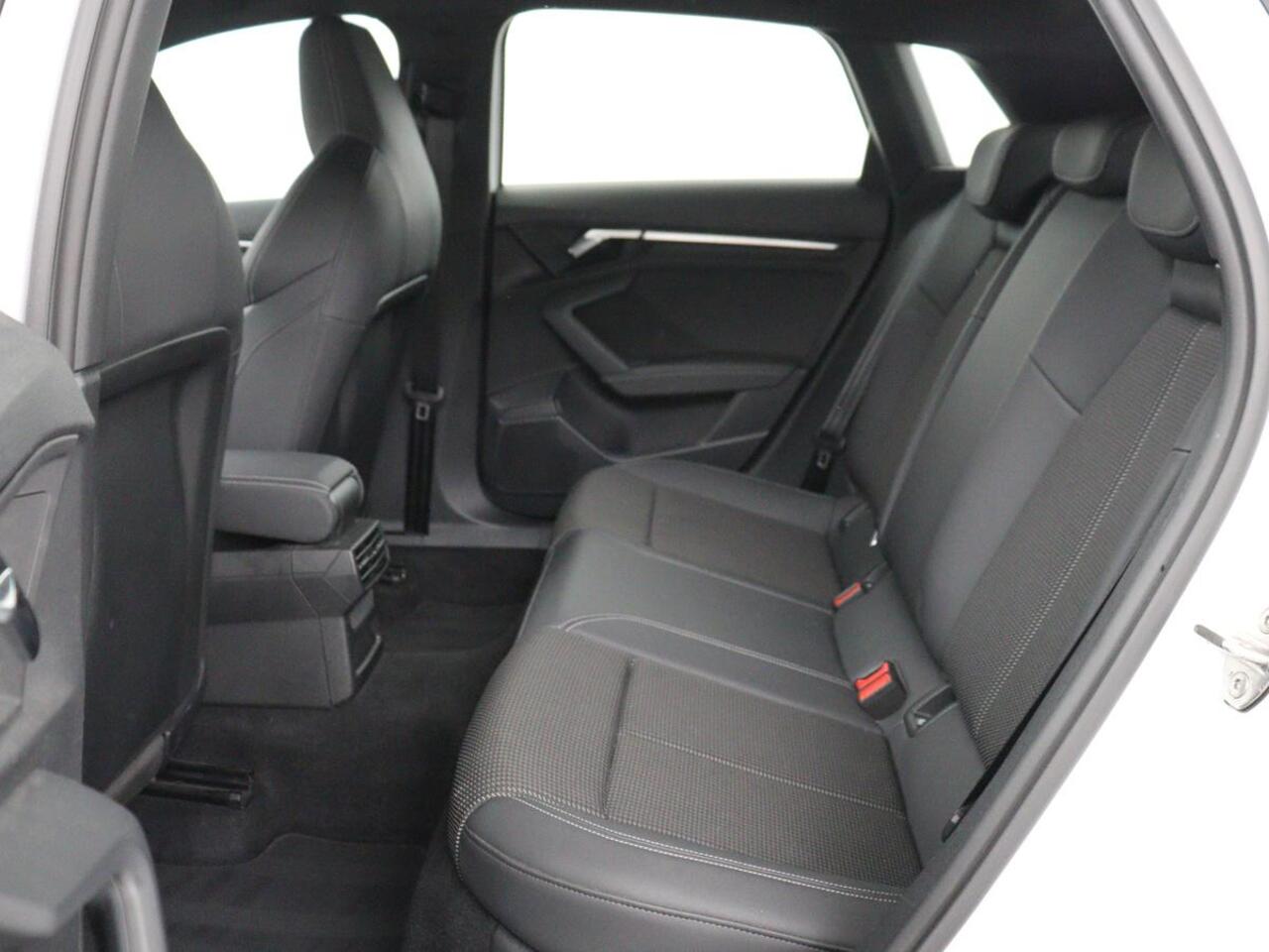 Audi A3 SPORTBACK 30 TFSI S edition | Stoelverwarming | Park Assist | Sportstoelen | Carplay | Half leder | Virtual Cockpit | Full LED | Navigatie | Climate control | Cruise control