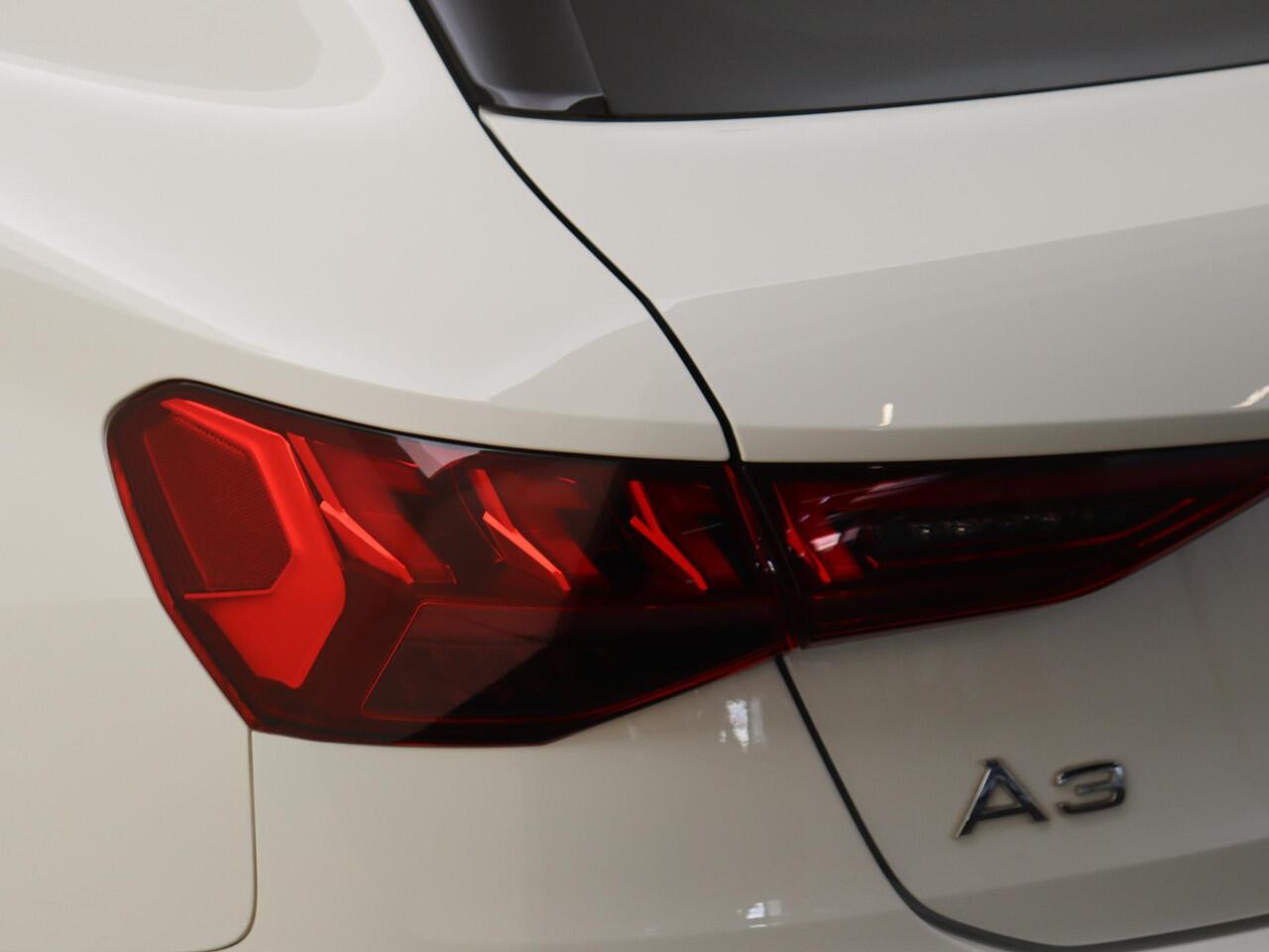 Audi A3 SPORTBACK 35 TFSI S edition | Virtual cockpit Plus | Parkeerassistent | Full LED verlichting | Navigatie Plus | Achteruitrijcamera | Keyless | CarPlay |