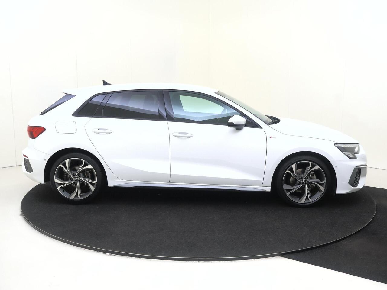 Audi A3 SPORTBACK 35 TFSI S edition | Virtual cockpit Plus | Parkeerassistent | Full LED verlichting | Navigatie Plus | Achteruitrijcamera | Keyless | CarPlay |