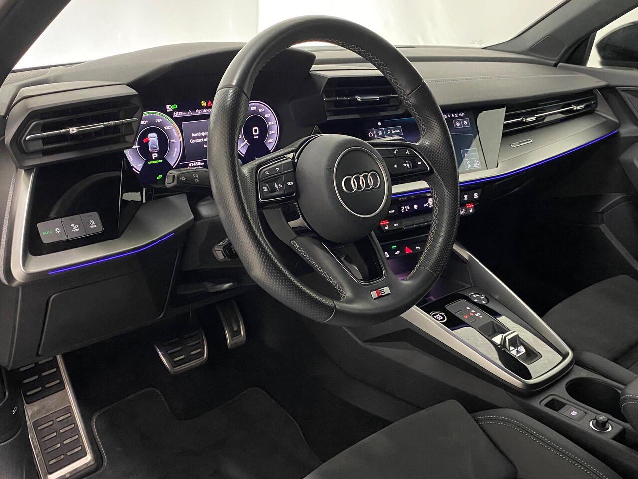 Audi A3 SPORTBACK 45 TFSI e S edition Competition Elk. verstelbare Schaalstoelen Camera 18 Inch Privacy Glass