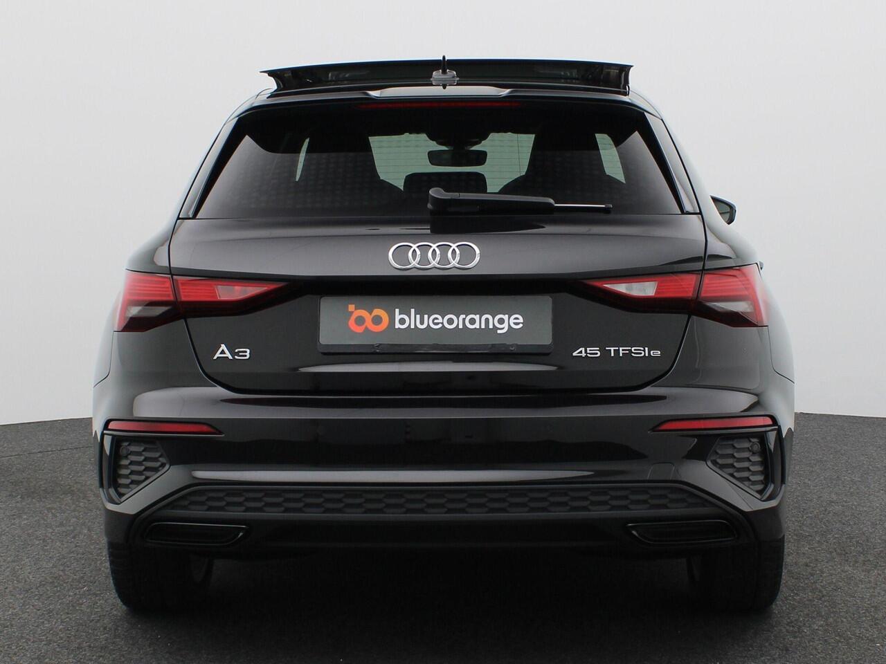 Audi A3 SPORTBACK 45 TFSI e S-Line Competition 245PK S-tronic Pano-Schuifdak, Keyless, Stoelverwarming, Cruise Control, Lane Assist, Apple Carplay/Android Auto, Parkeersensoren voor en achter, 17" LM Velgen