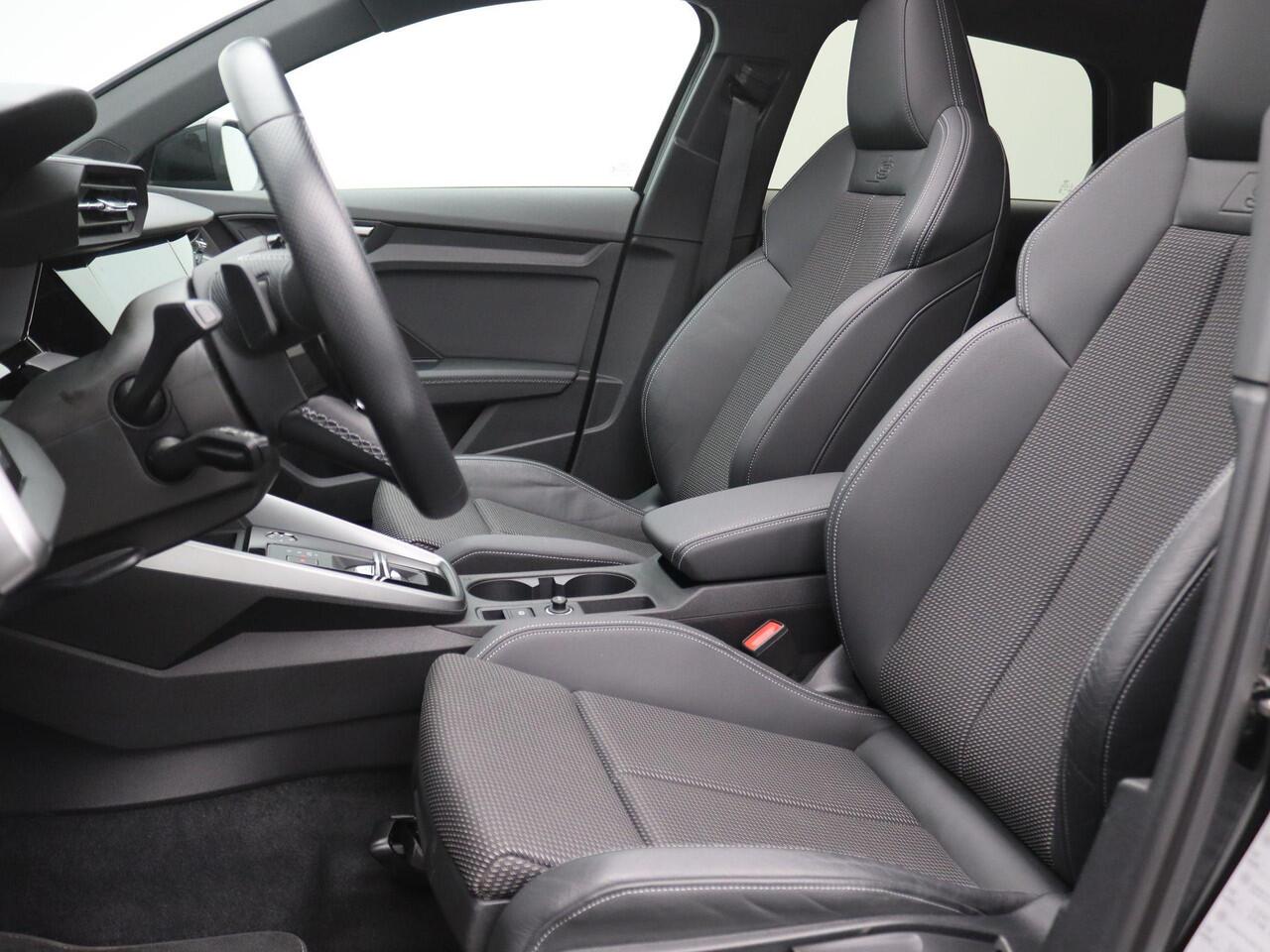 Audi A3 SPORTBACK 45 TFSI e S-Line Competition 245PK S-tronic Pano-Schuifdak, Keyless, Stoelverwarming, Cruise Control, Lane Assist, Apple Carplay/Android Auto, Parkeersensoren voor en achter, 17" LM Velgen