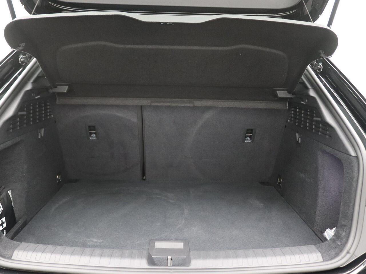 Audi A3 SPORTBACK 45 TFSI e S-Line Competition 245PK S-tronic Pano-Schuifdak, Keyless, Stoelverwarming, Cruise Control, Lane Assist, Apple Carplay/Android Auto, Parkeersensoren voor en achter, 17" LM Velgen