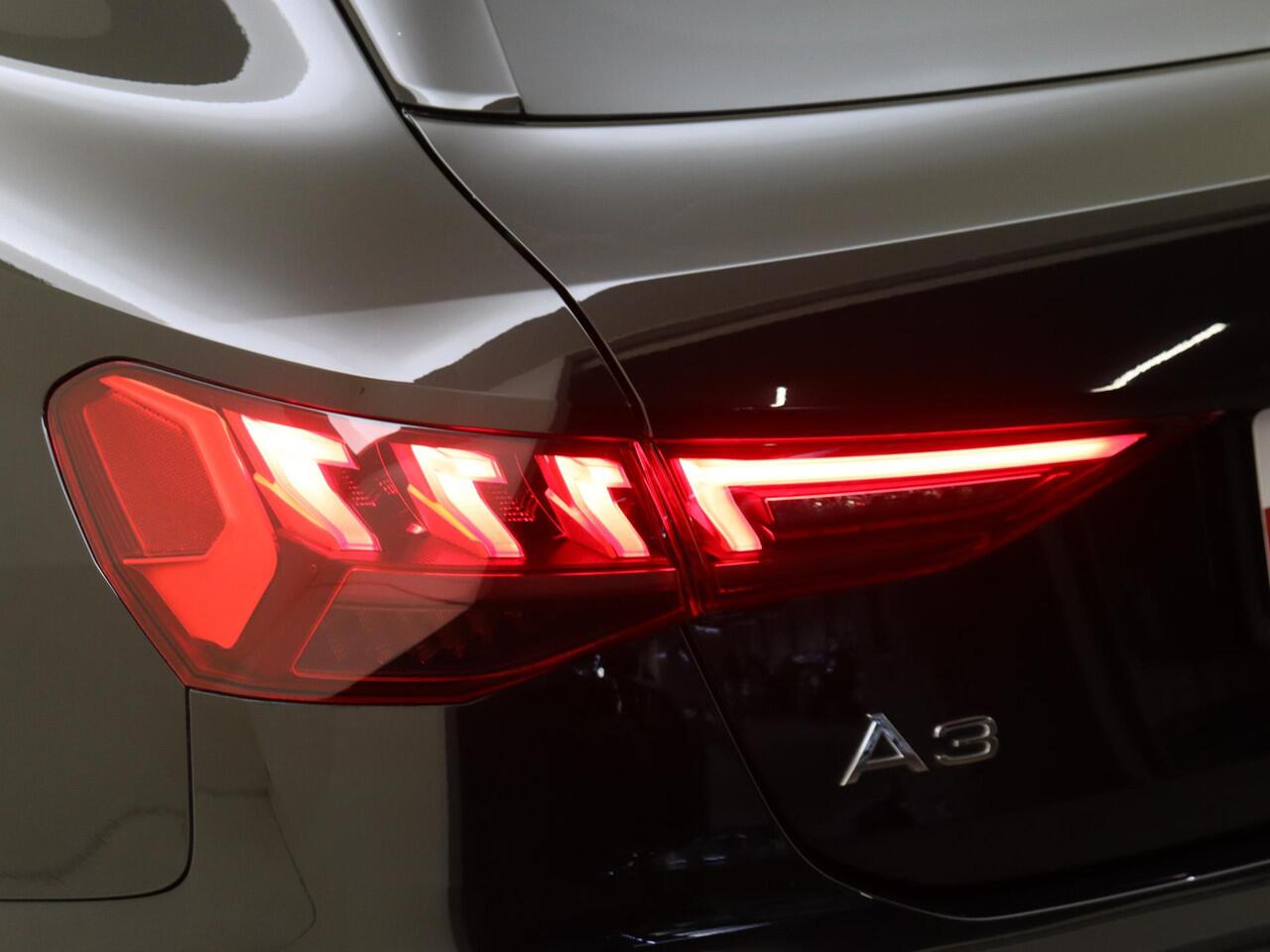 Audi A3 SPORTBACK 35 TFSI S edition | Panoramadak | Virtual cockpit Plus | LED matrix verlichting | Parkeerassistent | Navigatie Plus | Keyless | Stoelverwarming | Achteruitrijcamera |