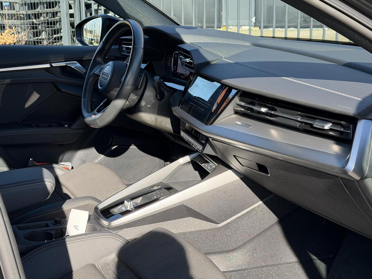Audi A3 SPORTBACK 30 TFSI S edition 110PK | S-line in & exterieur | Trekhaak | Stoelverwarming |