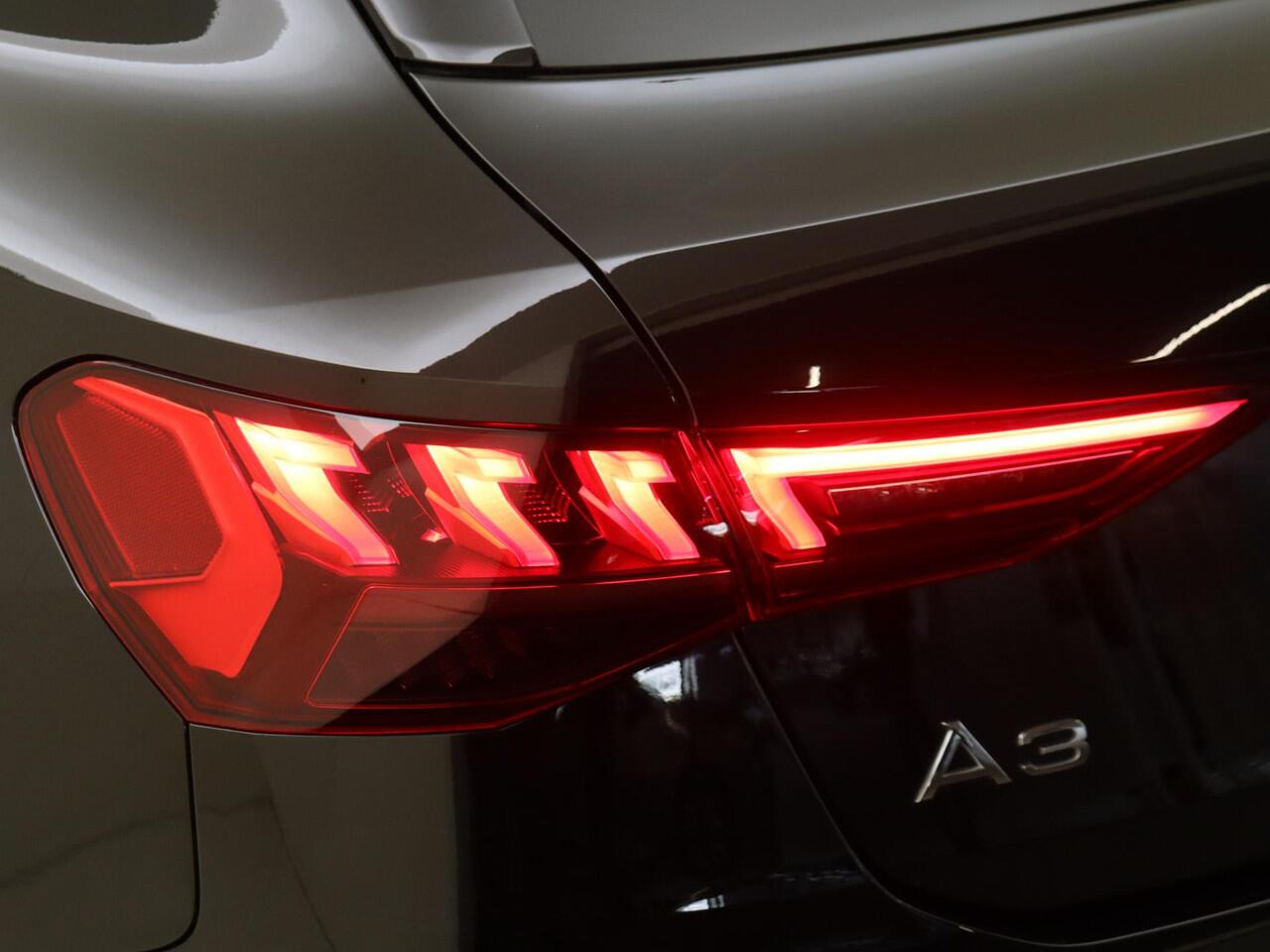 Audi A3 SPORTBACK 45 TFSI e S edition Competition | SoH 92% | LED matrix verlichting | Achteruitrijcamera | Stoelverwarming | Navigatie Plus | Keyless | Lederen bekleding | Geheugenfunctie bestuurdersstoel |