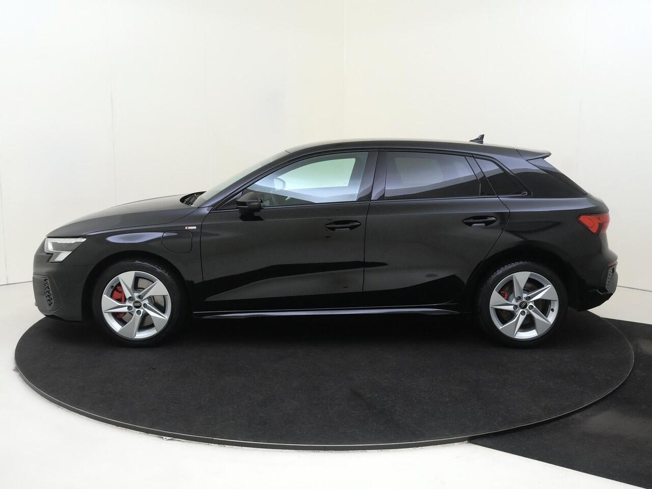 Audi A3 SPORTBACK 45 TFSI e S edition Competition | SoH 92% | LED matrix verlichting | Achteruitrijcamera | Stoelverwarming | Navigatie Plus | Keyless | Lederen bekleding | Geheugenfunctie bestuurdersstoel |