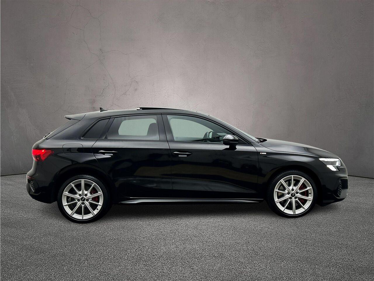 Audi A3 SPORTBACK 45 TFSI e S Edition | Pano | Matrix | Elek Kofferklep | Audi sound | Matrix-Led | Adapt. Cruise | Carplay | Ambient lighting | Navi | Optiek Zwart | S Line | Akoestisch glas |
