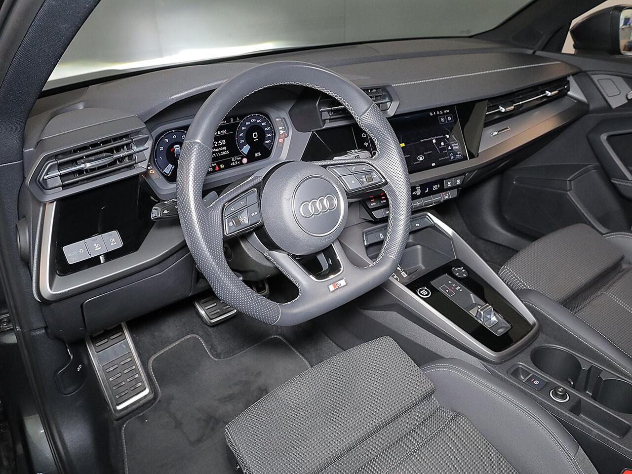 Audi A3 SPORTBACK 30 TFSI S edition 110 pk S-tronic | Navigatie | Panoramadak | Parkeersensoren (Park assist) | S-Line |