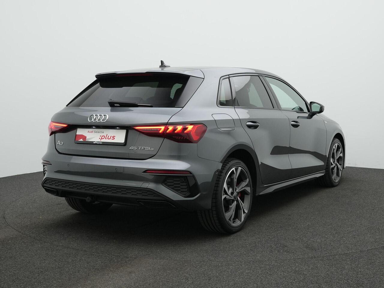Audi A3 SPORTBACK 45 TFSI e 245 pk S-tronic S-Line | Trekhaak | Achteruitrijcamera | Stoelverwarming | Adaptive Cruise | Navigatie
