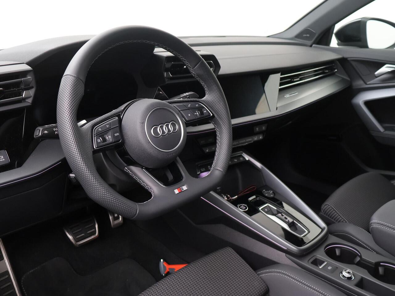 Audi A3 SPORTBACK 35 TFSI S edition | Sonos premium 3D | Afgevlakt stuurwiel | Privacy Glass | Elektrisch verstelbare voorstoelen | Matrix LED | Lane Change Warning | Adaptive Cruise Controle | Lichtpakket Plus Ambiente Licht |