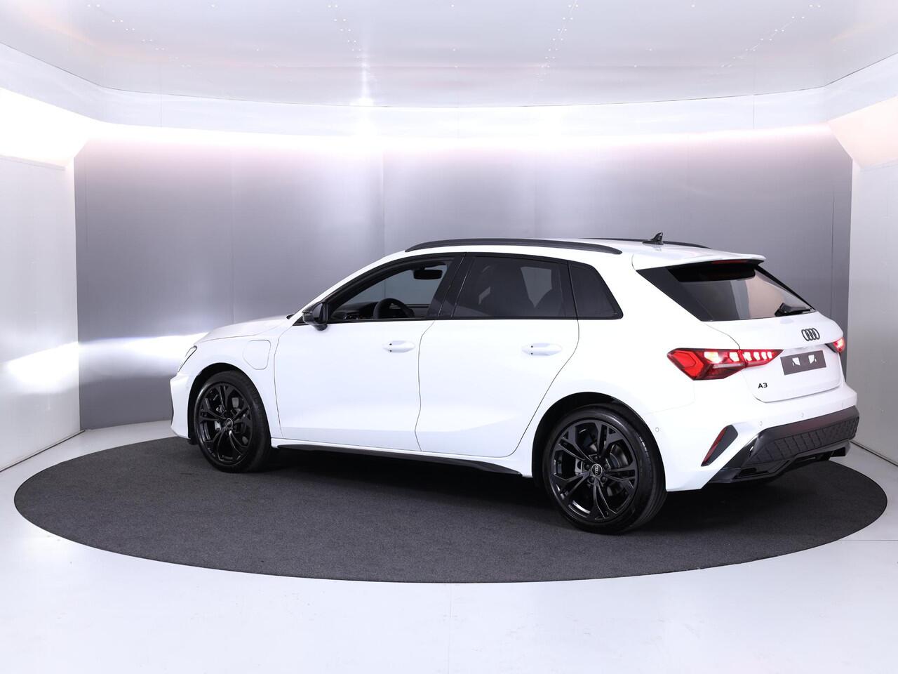 Audi A3 SPORTBACK 40 TFSI e S edition 204 pk S-tronic | Verlengde garantie | Navigatie | Parkeersensoren (Park assist) | Matrix LED koplampen | Elektr. bestuurdersstoel | S-Line |