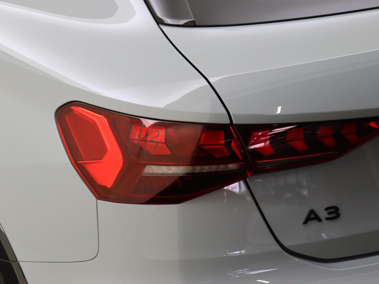 Audi A3 SPORTBACK allstreet 35 TFSI Advanced edition | Trekhaak | Parkeeerassistent | Keyless | Virtual cockpit Plus | Stoelverwarming | Achteruitrijcamera | Adaptieve cruise control | Navigatie Plus |