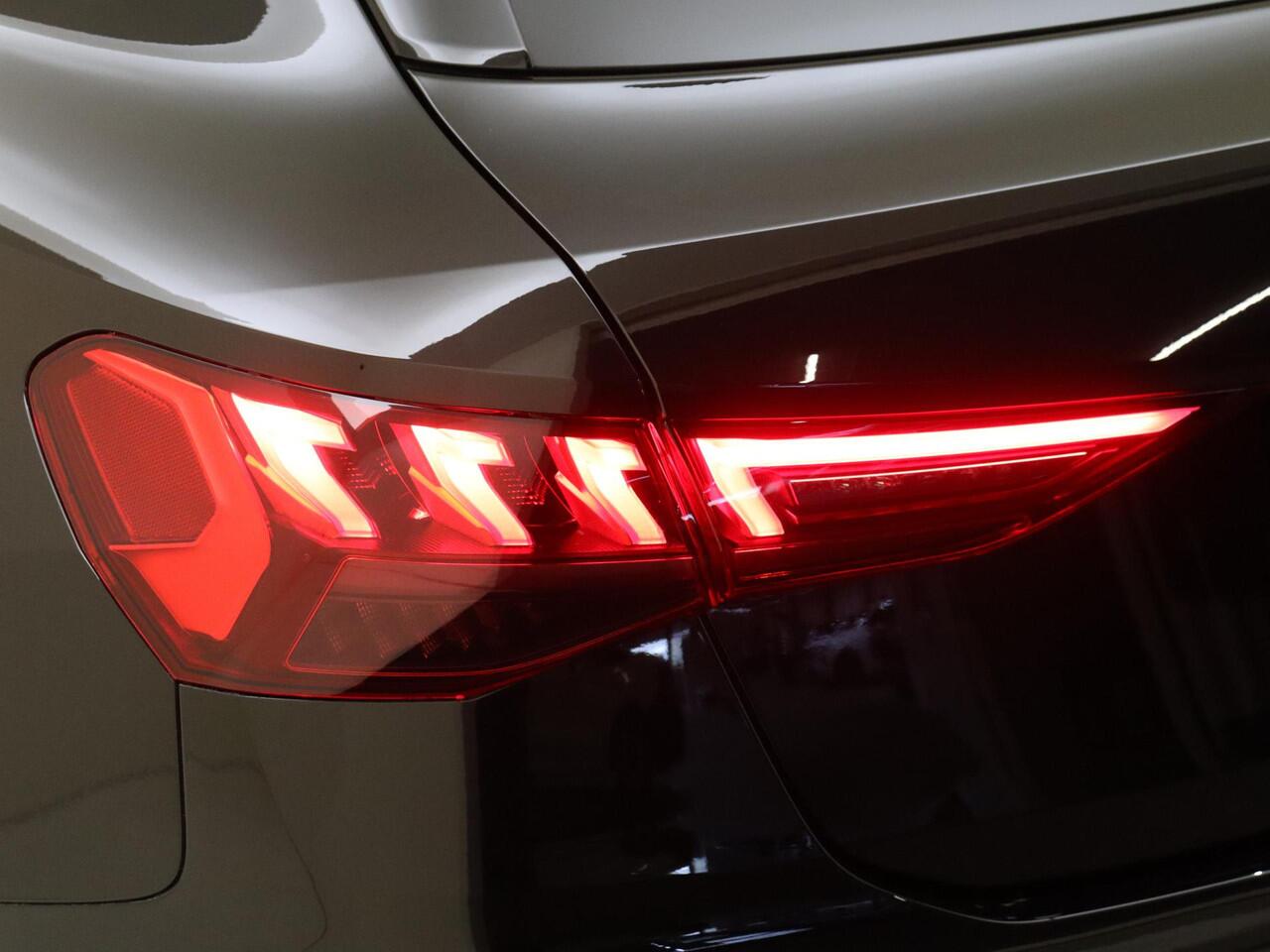 Audi A3 SPORTBACK 35 TFSI S edition | Trekhaak | Full LED verlichting | Navigatie Plus | Optiek zwart Plus | Adaptieve cruise control | CarPlay | Draadloze telefoonlader |