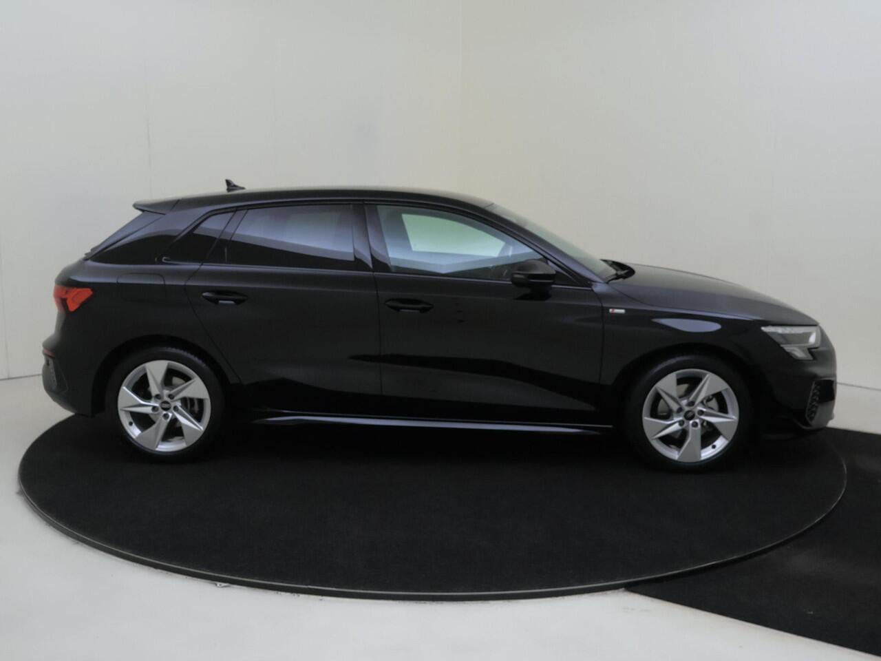 Audi A3 SPORTBACK 35 TFSI S edition | Trekhaak | Full LED verlichting | Navigatie Plus | Optiek zwart Plus | Adaptieve cruise control | CarPlay | Draadloze telefoonlader |