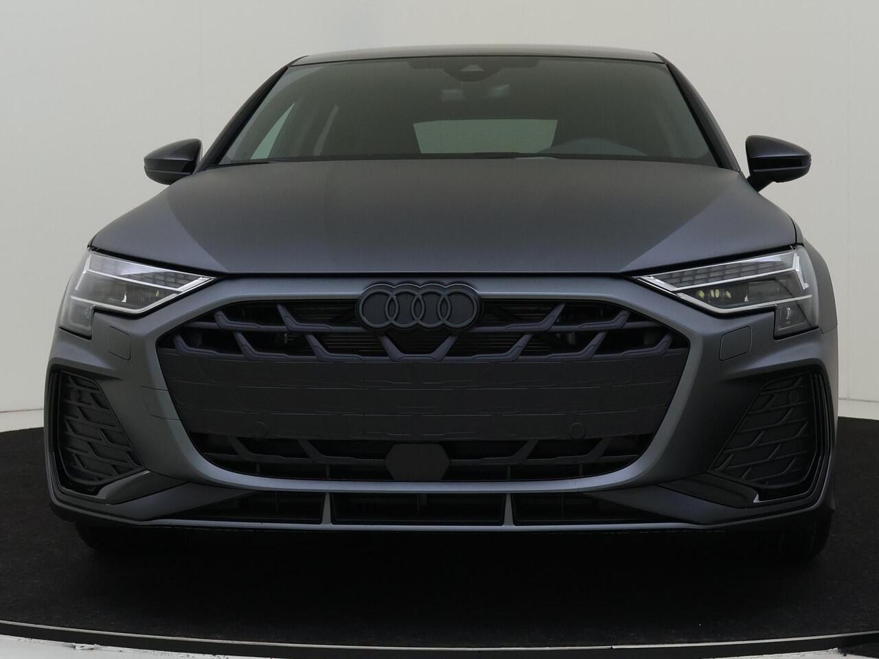 Audi A3 SPORTBACK 30 TFSI S edition | Daytonagrijs Exclusive Matlak | PANO | Ambiente lichtpakket Pro | Stoelverwarming | Optiek zwart Plus| 18 Inch | PDC Voor/Achter | 3-zone airco | Carplay/Andriod Auto | Draadloos lader | Privacy Glass