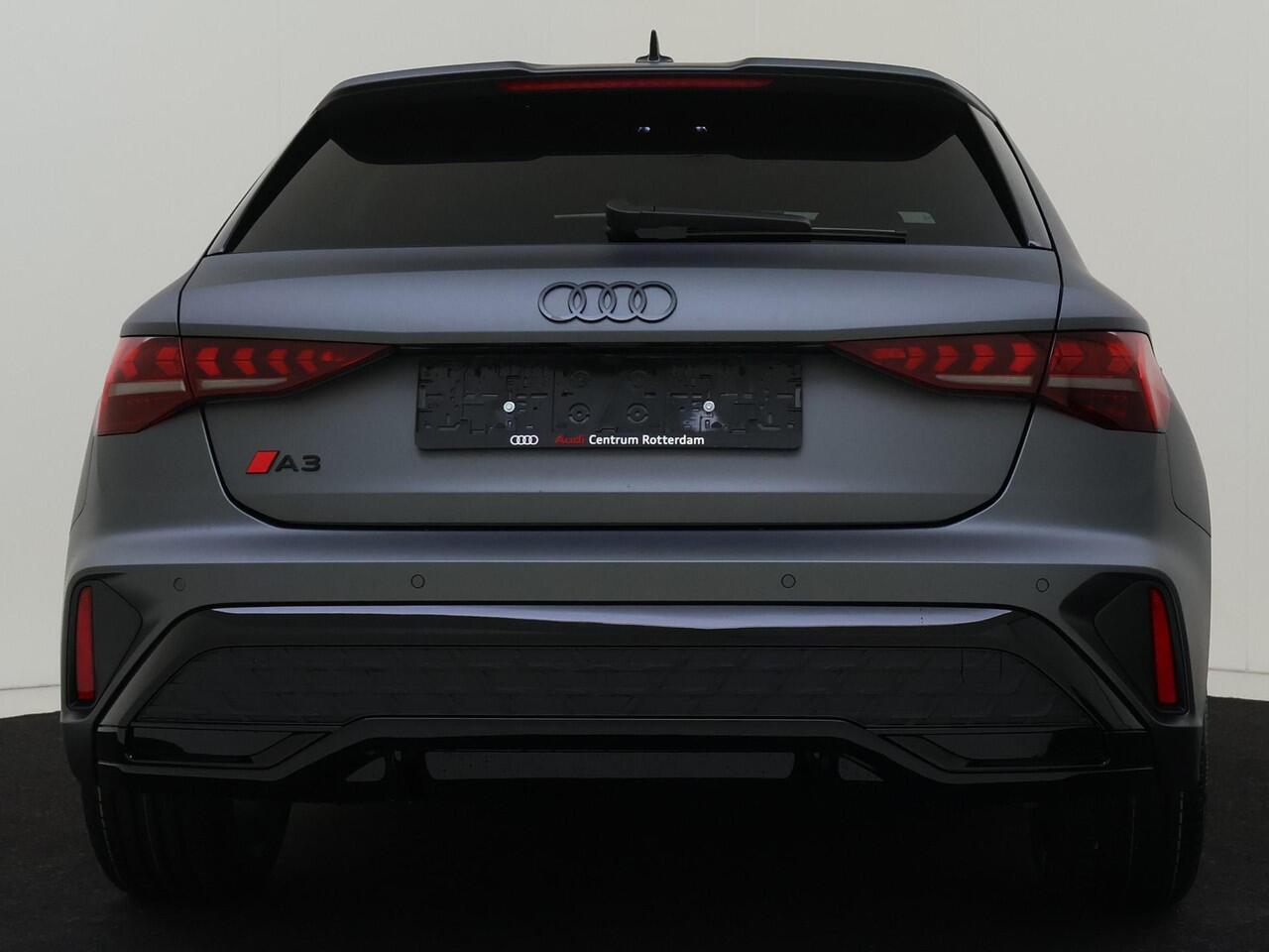 Audi A3 SPORTBACK 30 TFSI S edition | Daytonagrijs Exclusive Matlak | PANO | Ambiente lichtpakket Pro | Stoelverwarming | Optiek zwart Plus| 18 Inch | PDC Voor/Achter | 3-zone airco | Carplay/Andriod Auto | Draadloos lader | Privacy Glass